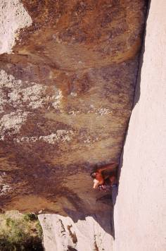 I.Morales in 1. pitch of "centro de masas", 5.10d, photo: G.Riobo